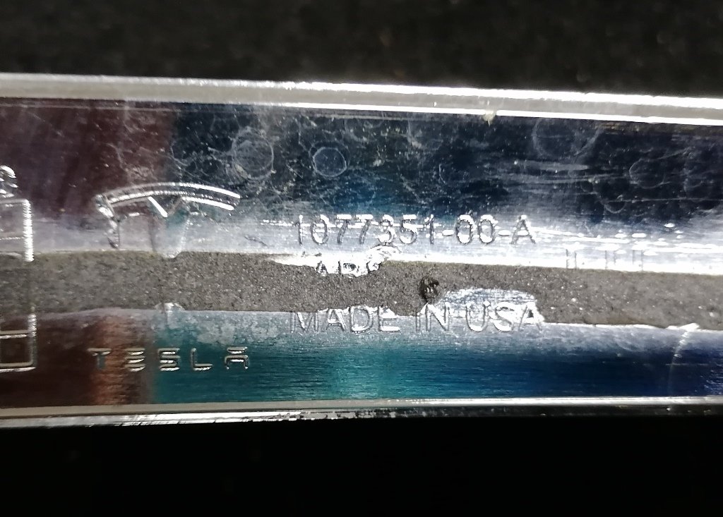 1 1077351-00-Z Listwa karoserii, boczna lewa chromowana plastikowa, kompletna z uszkodzeniem Tesla model S REST 1077351-00-D